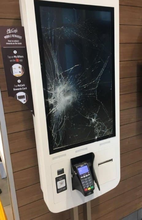 분노가 느껴지는 원펀치 자국.jpg